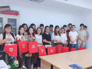 皓月迎佳節(jié)，中秋共團(tuán)圓